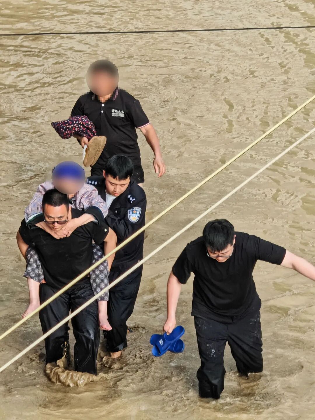 贵州多地遭遇持续强降雨 公安民辅警闻“汛”而动 冲锋在前护民安 